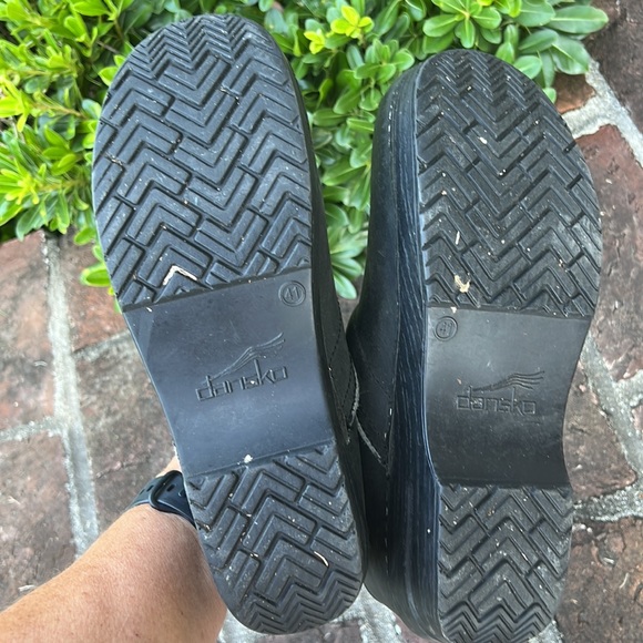 Dansko matte black slip on clogs size 41 narrow - Picture 6 of 7
